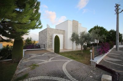 Luxury Side Villa - Peaceful Location - Private parking