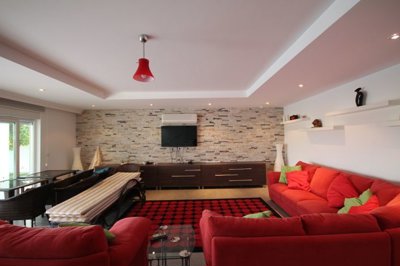Luxury Side Villa - Peaceful Location - Spacious lounge