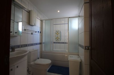 New Traditional Side Apartment - Family bathroom