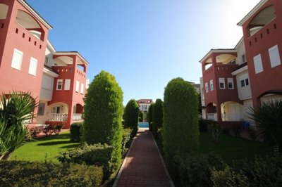New Traditional Side Apartment - Landscaped gardens