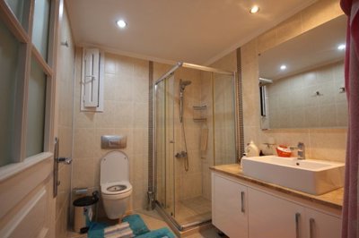 Side 3-Bed Penthouse - Resort Complex - Lower floor family shower room