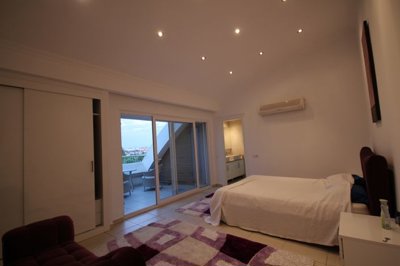 Side 3-Bed Penthouse - Resort Complex - Master bedroom
