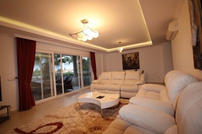 Side 3-Bed Penthouse - Resort Complex - Lounge with large balcony