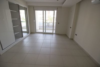 Modern 2-Bed Side Garden Apartment - Master with private balcony