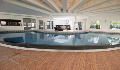Modern 2-Bed Side Garden Apartment - Heated indoor pool
