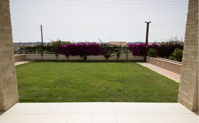 Modern 2-Bed Side Garden Apartment - Private garden and terrace