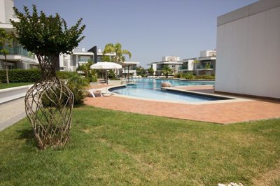 Luxury 2-Bed Side Apartment - Desirable complex
