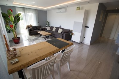 Luxury 2-Bed Side Apartment - Lounge and dining area