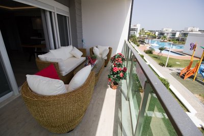 Luxury 2-Bed Side Apartment - Large pool view  balcony