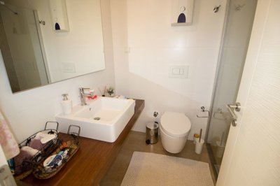 4-Bed Modern Side Apartment - 3 family shower rooms