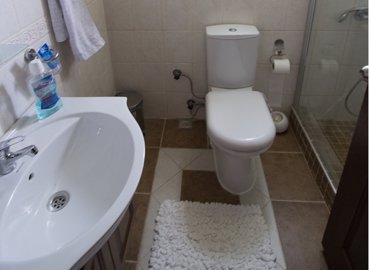 Bargain 3-Bed Side Apartment - Family shower room