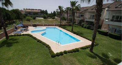 Bargain 3-Bed Side Apartment - Shared pool