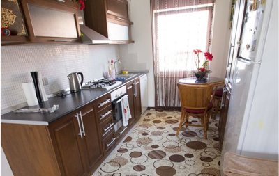 Bargain 3-Bed Side Apartment - Galley kitchen