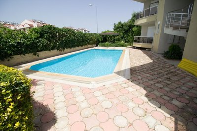 Bargain Side Apartment - Town Centre - Shared pool