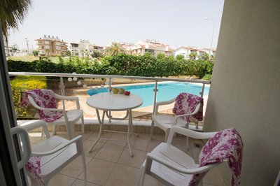 Bargain Side Apartment - Town Centre - Pool view balcony