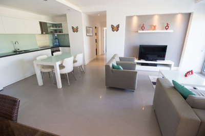 Side Luxury 2-Bed Penthouse - Open-plan living area