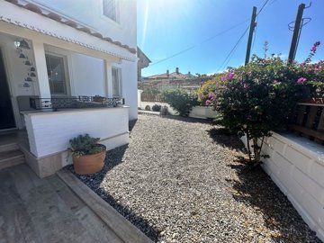 A Semi-Detached Villa With A Shared Pool For Sale - Easy-to-maintain grounds