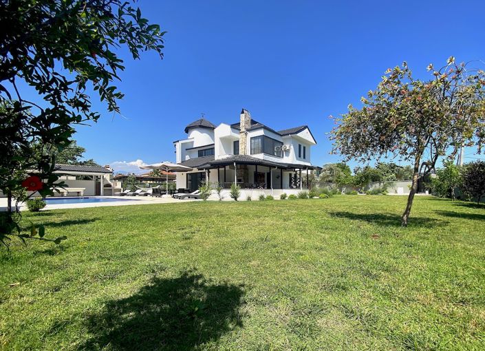 Image No.2-8 Bed Villa for sale