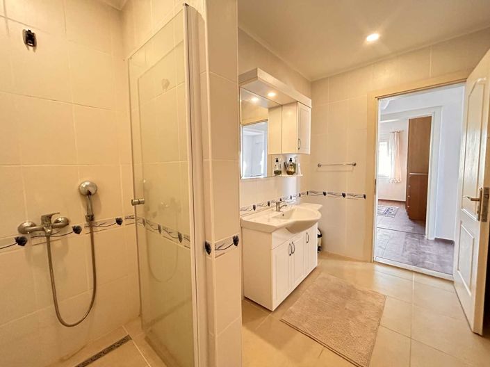 Image No.12-4 Bed Apartment for sale