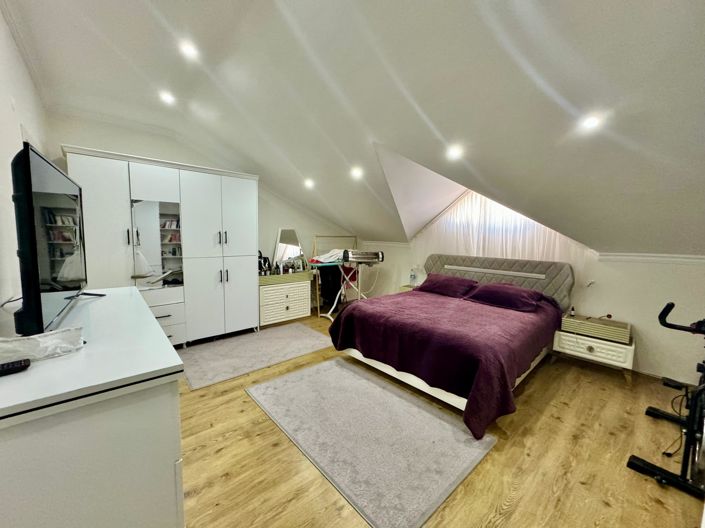 Image No.18-5 Bed Apartment for sale