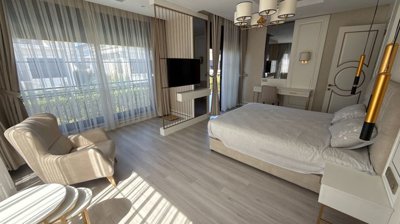 Deluxe Villa With A Private Pool For Sale in Belek, Antalya - Double bedroom with a balcony