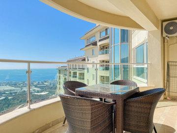 Outstanding Sea-View Apartment For Sale In Alanya - Sun-drenched balcony