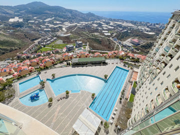 Outstanding Sea-View Apartment For Sale In Alanya - Views over the complex social areas