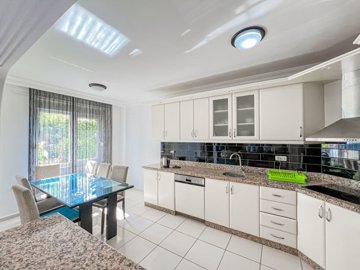 Pristine Apartment in Mahmutlar, Alanya For Sale - A large fully fitted modern kitchen