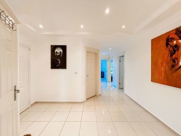Pristine Apartment in Mahmutlar, Alanya For Sale - Entrance hallway