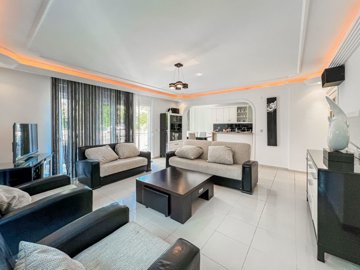 Pristine Apartment in Mahmutlar, Alanya For Sale - Spacious lounge to the kitchen