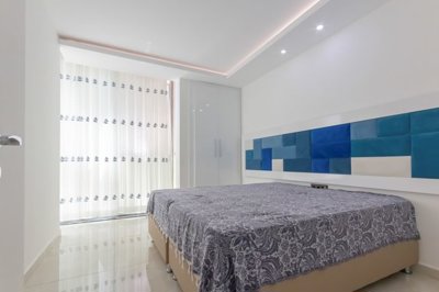 Immaculate Apartment For Sale In Alanya - Double bedroom with a balcony