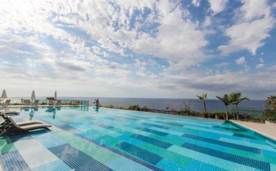 Immaculate Apartment For Sale In Alanya - Communal pool with sea views