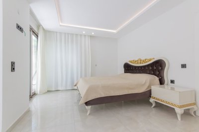 Immaculate Apartment For Sale In Alanya - Master bedroom with an ensuite shower room