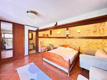 Charming Sea-View Yalikavak Triplex Villa For Sale – A spacious double bedroom with ensuite