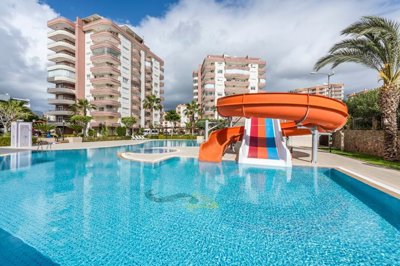 Modern Property For Sale in Mahmutlar, Alanya - Main view of the complex and pool