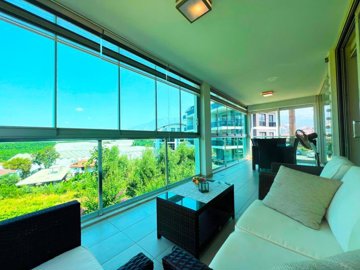 Penthouse In Kargicak, Alanya For Sale - Huge enclosed balcony