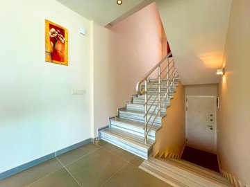 Penthouse In Kargicak, Alanya For Sale - Entrance and staircase