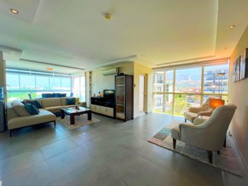 Penthouse In Kargicak, Alanya For Sale - Large living space