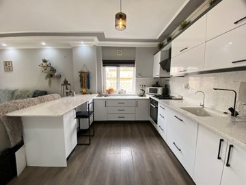 A Beautifully Renovated Apartment For Sale In Didim - Great-sized kitchen