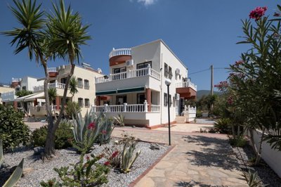 A Flawless Detached Triplex Villa For Sale In Akbuk – Beautifully landscaped gardens