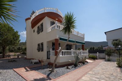 A Flawless Detached Triplex Villa For Sale In Akbuk – Well-kept property in Akbuk