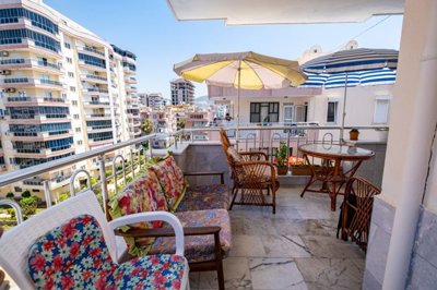 Seafront Apartment in Mahmutlar, Alanya For Sale - Balcony for outdoor dining