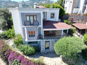 Traditional Sea-View Yalikavak Villa For Sale – Triplex property with garden