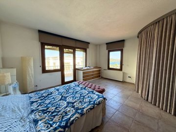 Traditional Sea-View Yalikavak Villa For Sale – Large double bedroom with balcony