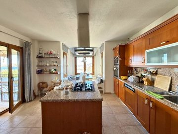 Traditional Sea-View Yalikavak Villa For Sale – Huge fully fitted kitchen