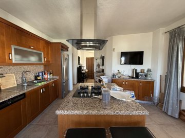 Traditional Sea-View Yalikavak Villa For Sale – Kitchen with island
