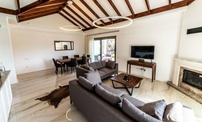 A Flawless Single-Storey Yalikavak Property For Sale - Spacious living area with beamed ceiling