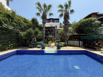 Grand Sea-View Yalikavak Villa For Sale – Stunning villa with a private pool and large garden
