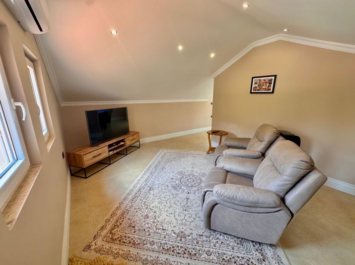 Image No.20-7 Bed Villa for sale