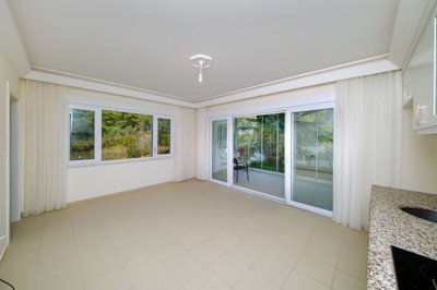 Delightful Ground-Floor Apartment For Sale In Alanya – Living space with large terrace/balcony